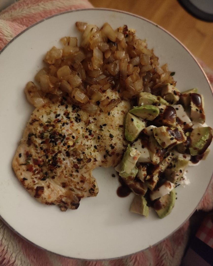 Pollo con cebolla a la mantequilla y taquitos de aguacate y queso de cabra. Pollo con cebolla a la mantequilla y taquitos de aguacate y queso de cabra.