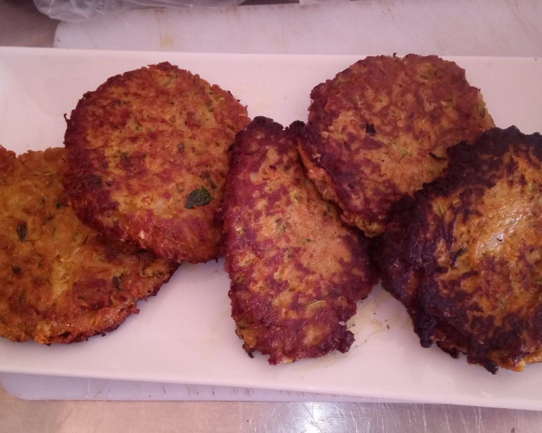 HAMBURGUESAS DE CALABACÍN Y ZANAHORIA HAMBURGUESAS DE CALABACÍN Y ZANAHORIA