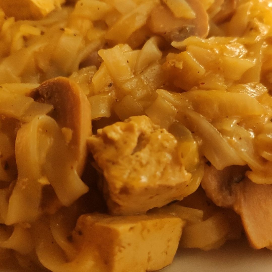 Noodles con tofu y champiñones en salsa de mango 