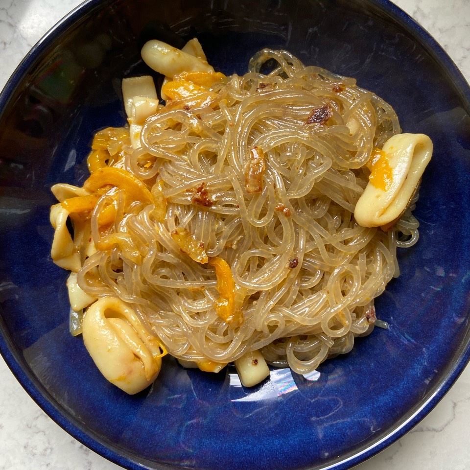 Fideos de arroz con calamares y verdura