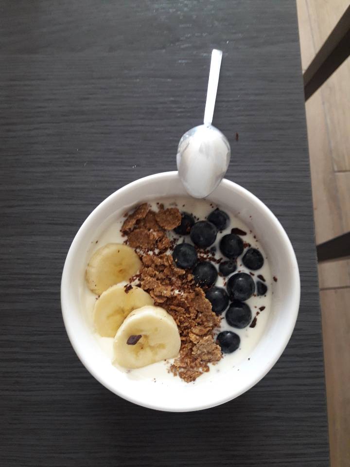 Bol de yogur Griego con toppings al gusto.