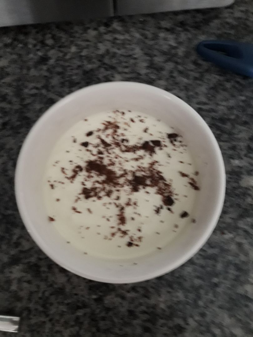 Bol de yogur Griego con toppings al gusto. Paso 1