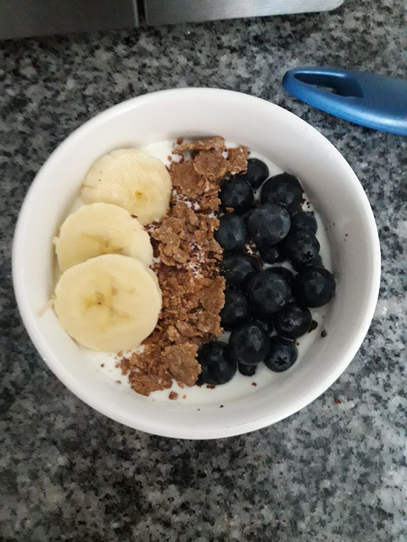 Bol de yogur Griego con toppings al gusto. Paso 2