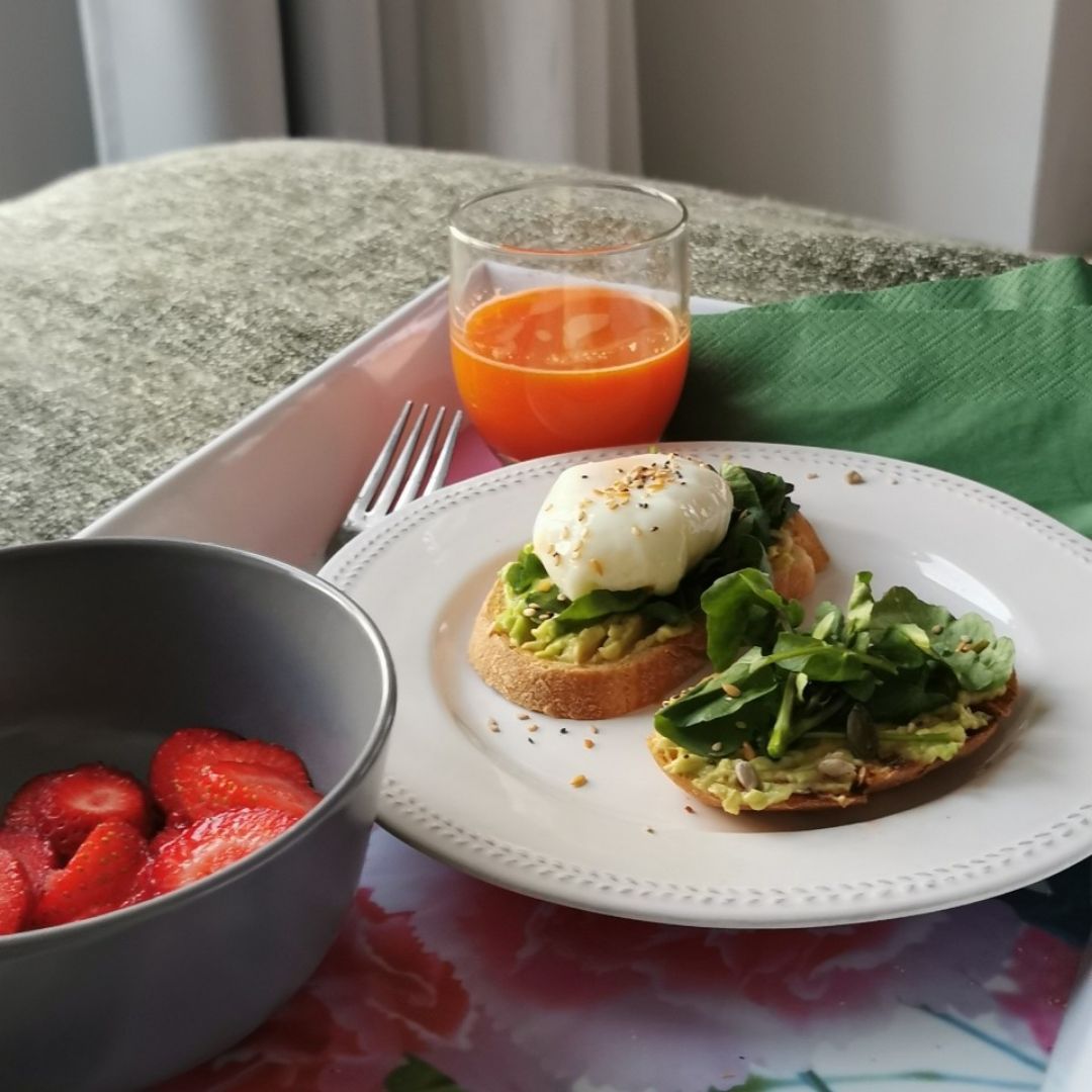 Tosta con aguacate, berros y huevo poché Tosta con aguacate, berros y huevo poché