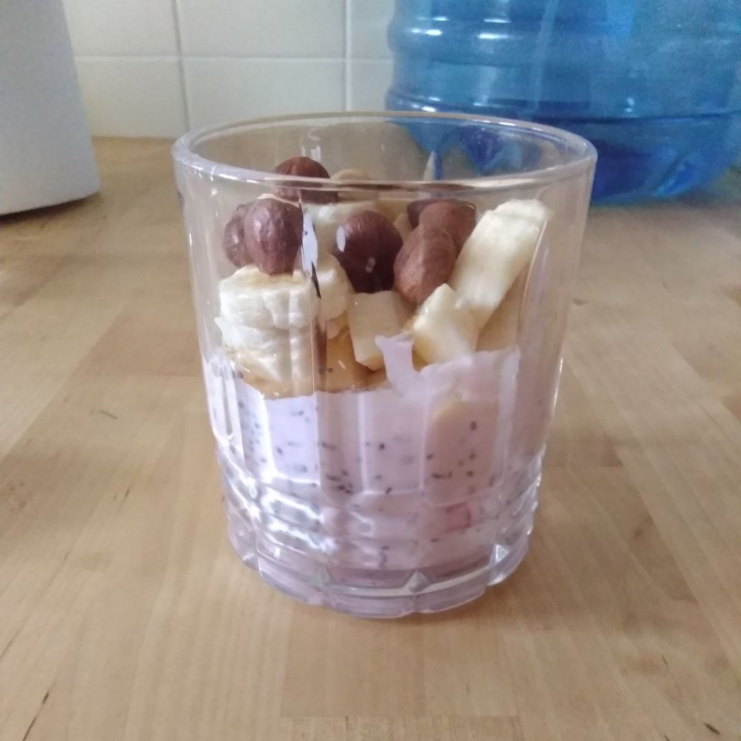 Vaso de yogur con chía y fruta Vaso de yogur con chía y fruta