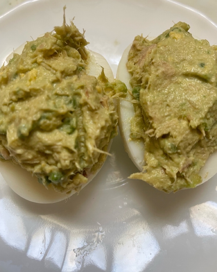 Huevos rellenos con aguacate Huevos rellenos con aguacate