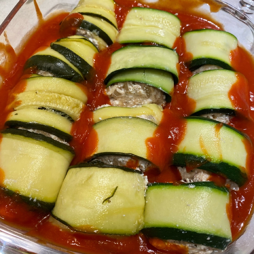 ROLLITOS DE CALABACÍN RELLENOS DE CEBOLLA, REQUESÓN Y SALMÓN Paso 4 ROLLITOS DE CALABACÍN RELLENOS DE CEBOLLA, REQUESÓN Y SALMÓN Paso 4