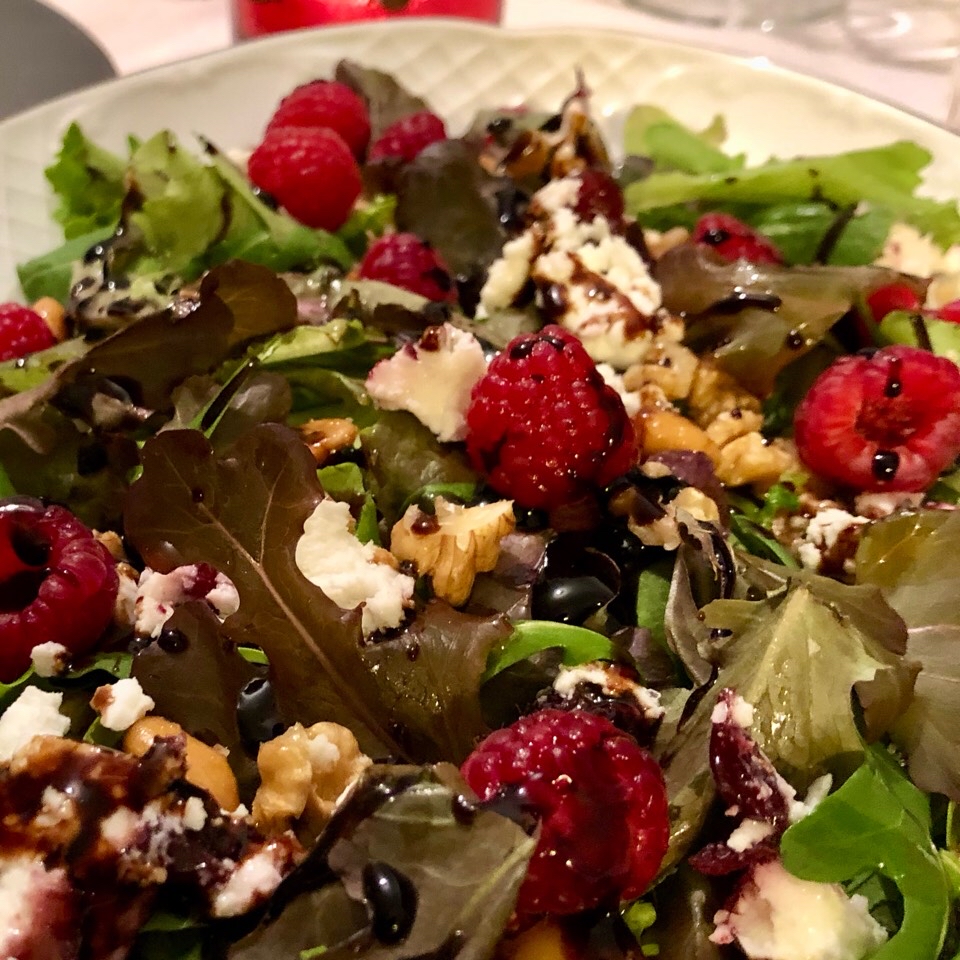🫐🥬 Ensalada con frutos rojos y queso de cabra 🧀🥗 🫐🥬 Ensalada con frutos rojos y queso de cabra 🧀🥗