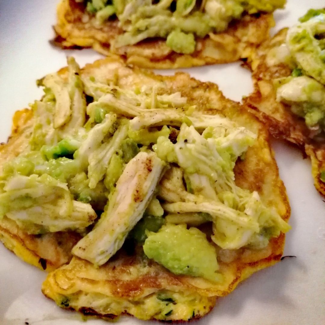 Tortitas KETO con pollo mechado, aguacate y queso Tortitas KETO con pollo mechado, aguacate y queso