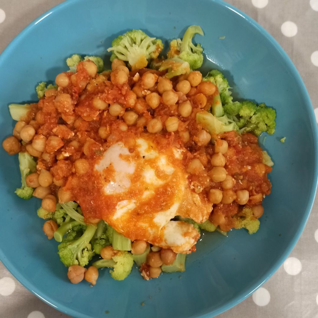 Romanescu con garbanzos y tomate. Romanescu con garbanzos y tomate.