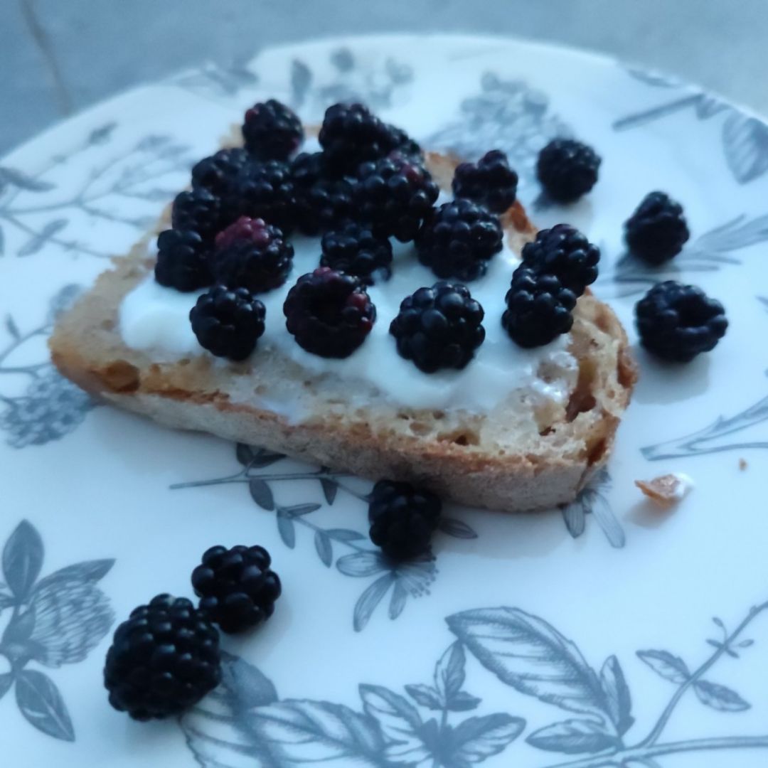 Tostada dulce de mantequilla yogur y moras.