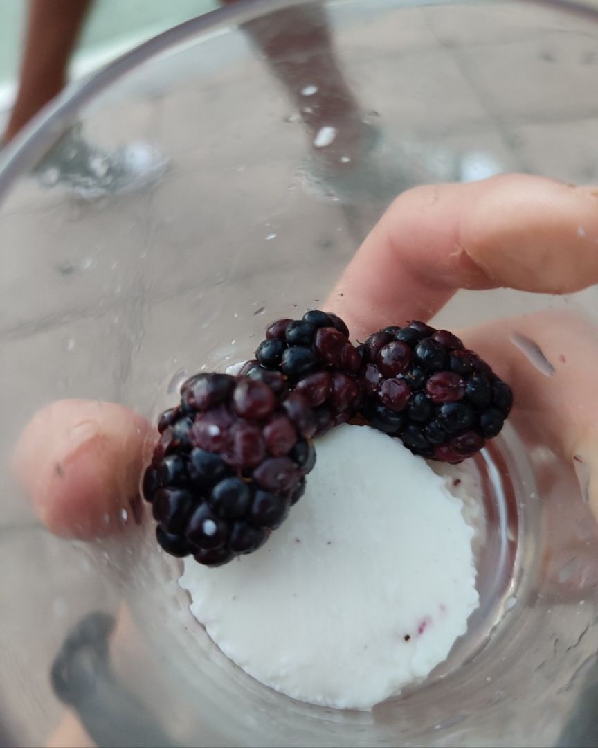 Tostada dulce de mantequilla yogur y moras. Paso 2