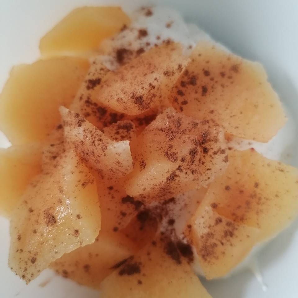 Bol de yogur griego natural con nectarina y canela Bol de yogur griego natural con nectarina y canela
