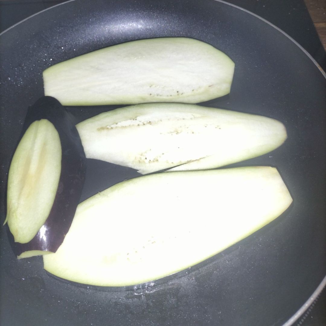 Berenjenas gratinadas 🍆🤤😍 Paso 1 Berenjenas gratinadas 🍆🤤😍 Paso 1