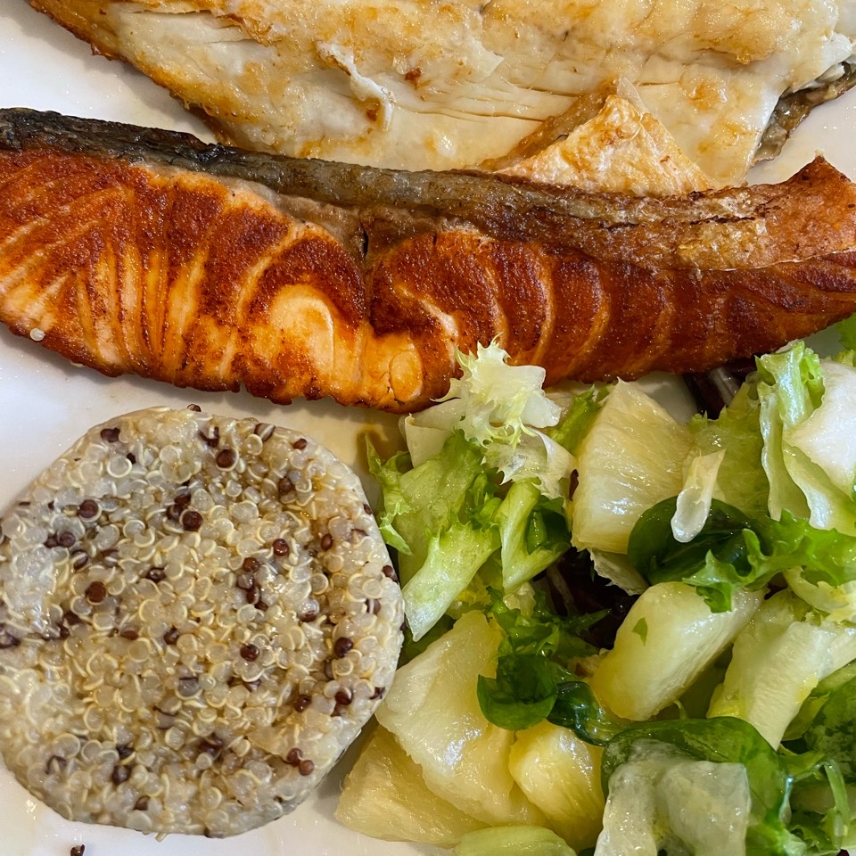 Mix de pescado con ensalada y quinoa Mix de pescado con ensalada y quinoa