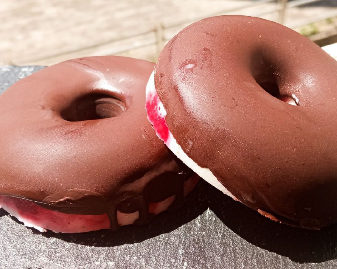 Donuts helados de frambuesa