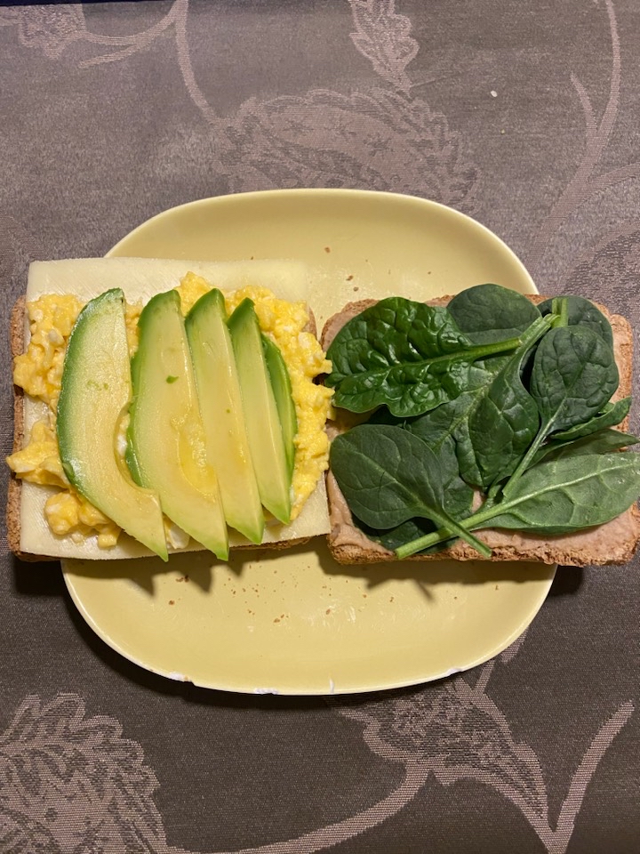 Sándwich de humus y huevo cremoso Sándwich de humus y huevo cremoso