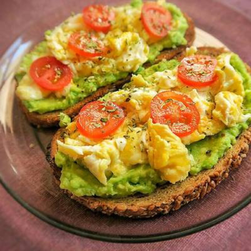 Tosta guacamole y huevo Tosta guacamole y huevo