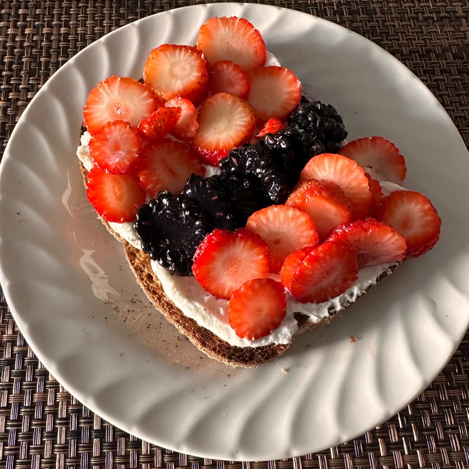 Tostada con fresas y moras 🍓