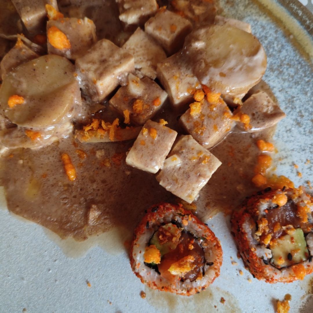 Tofu salteado con mini patata en crema de coco y almendras. Tofu salteado con mini patata en crema de coco y almendras.