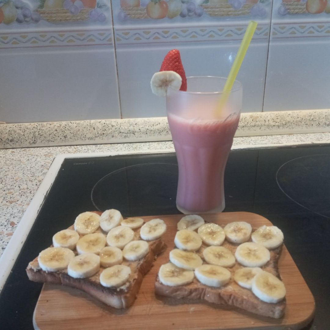 Batido de fresa y plátano y tostadas con crema de cacahuete y plátano Batido de fresa y plátano y tostadas con crema de cacahuete y plátano