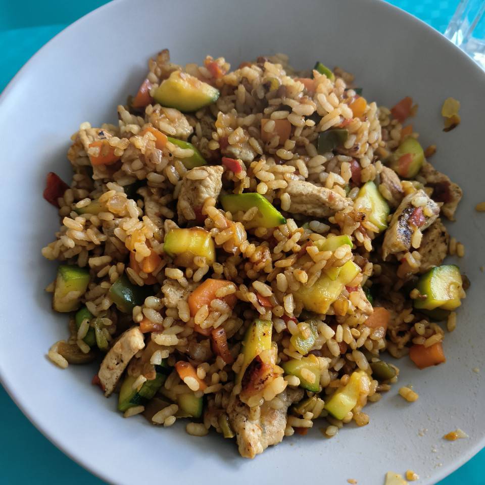 Arroz con verdura y salsa de soja Arroz con verdura y salsa de soja