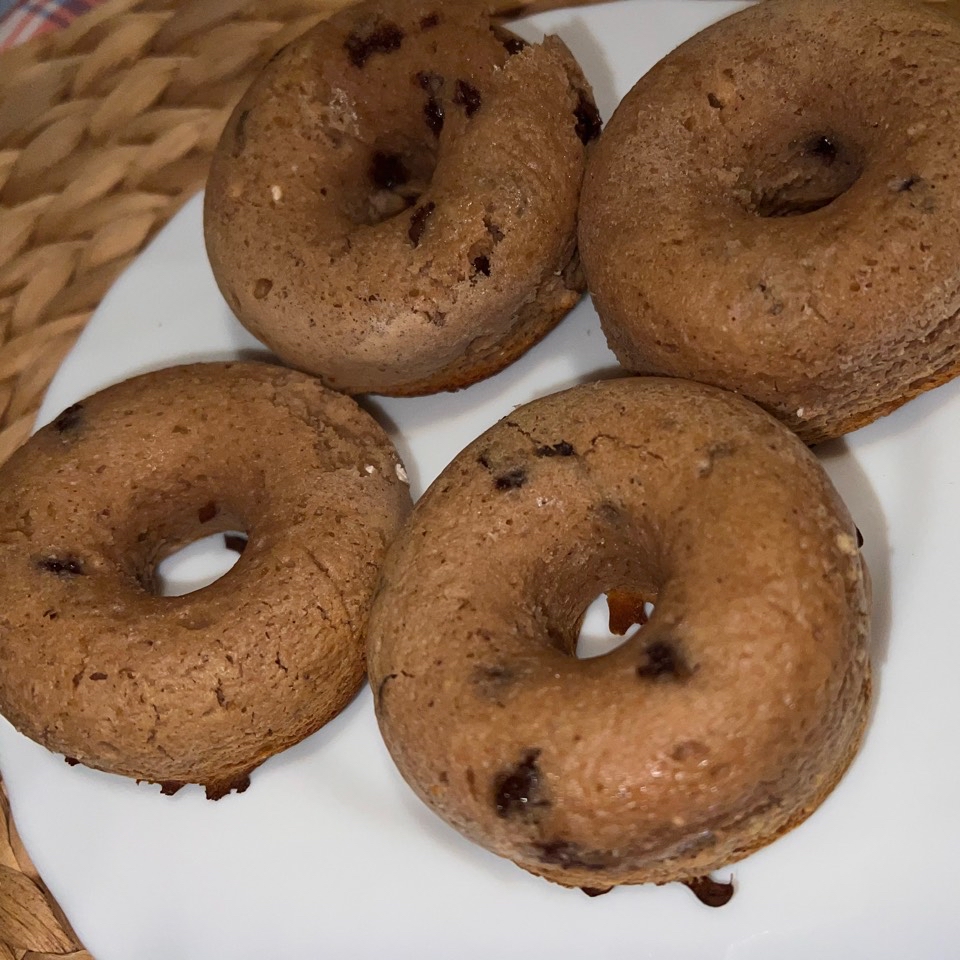 Donuts de avena con chips de chocolate negro Donuts de avena con chips de chocolate negro