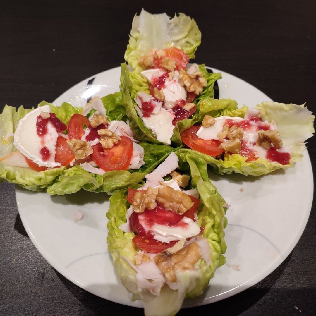 Cogollos con tomate, queso y nueces. Cogollos con tomate, queso y nueces.