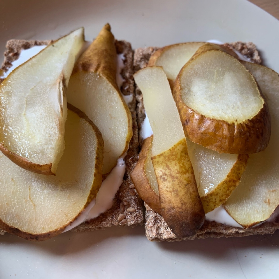 Tostadas de peras confitadas Tostadas de peras confitadas