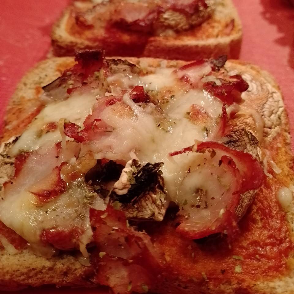 Mini pizzas de pan integral con champis, pavo y mozzarela Mini pizzas de pan integral con champis, pavo y mozzarela