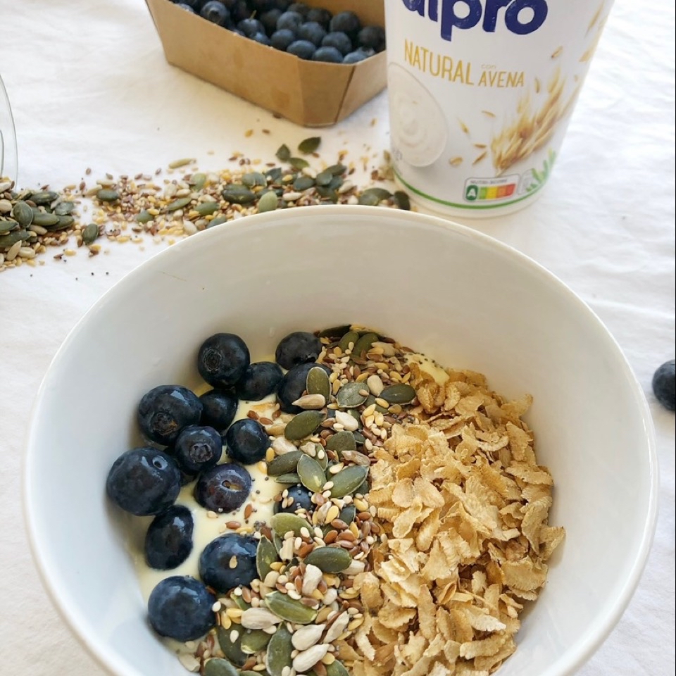 Yogur de soja con copos de espelta, miz de semillas y arándanos Yogur de soja con copos de espelta, miz de semillas y arándanos