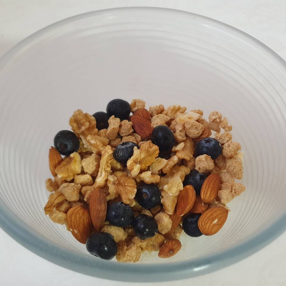 Soja texturizada con arándanos, almendras y nueces.  Kefir o yogur griego 