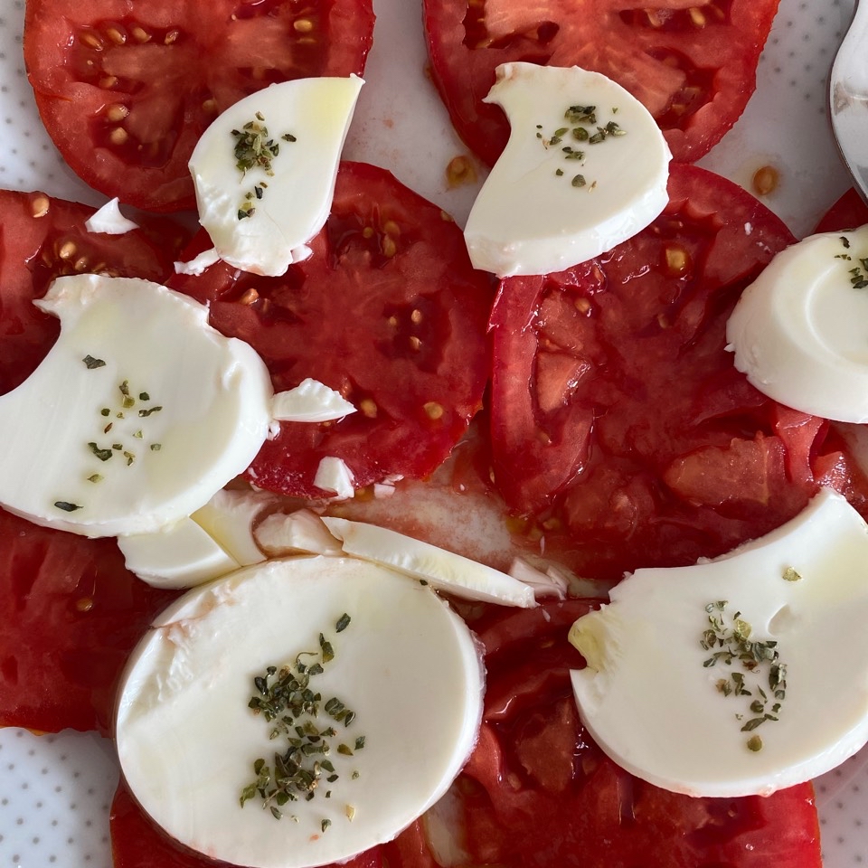 Ensalada de tomate con queso Ensalada de tomate con queso