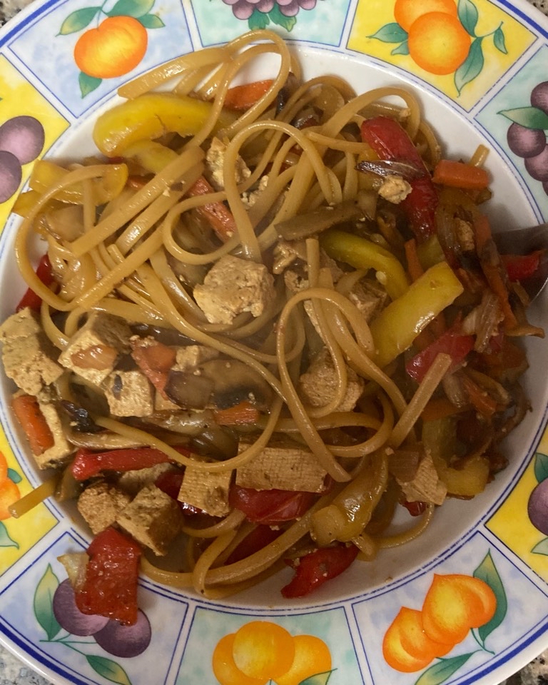 Tallarines con tofu marinado y verduras Tallarines con tofu marinado y verduras