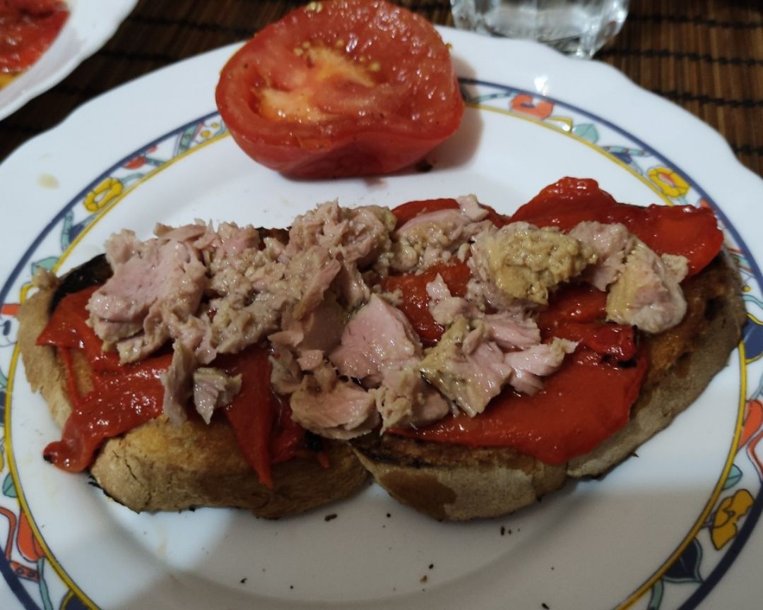 Torrades con pimientos asados y atún 