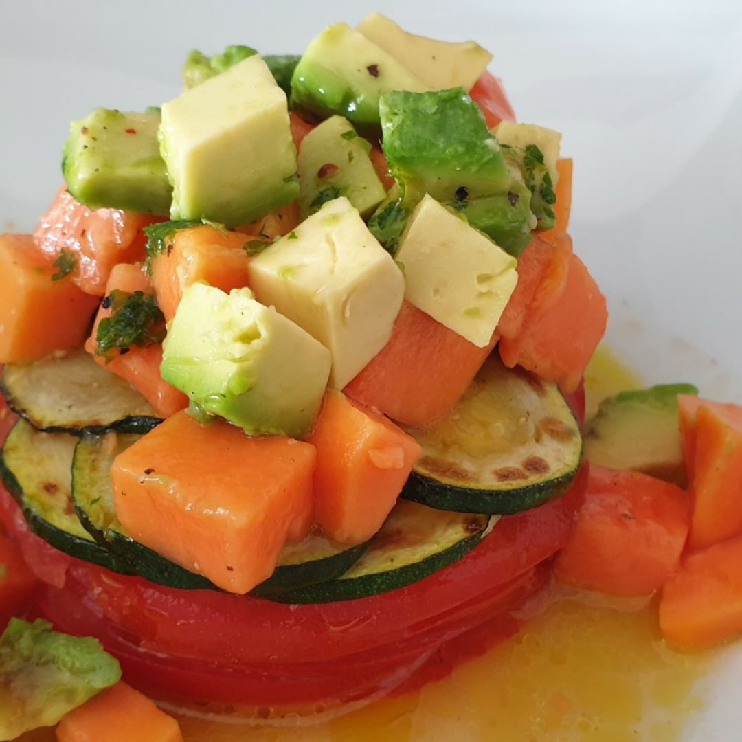 Milhojas de tomate y calabacin con aguacate y papaya