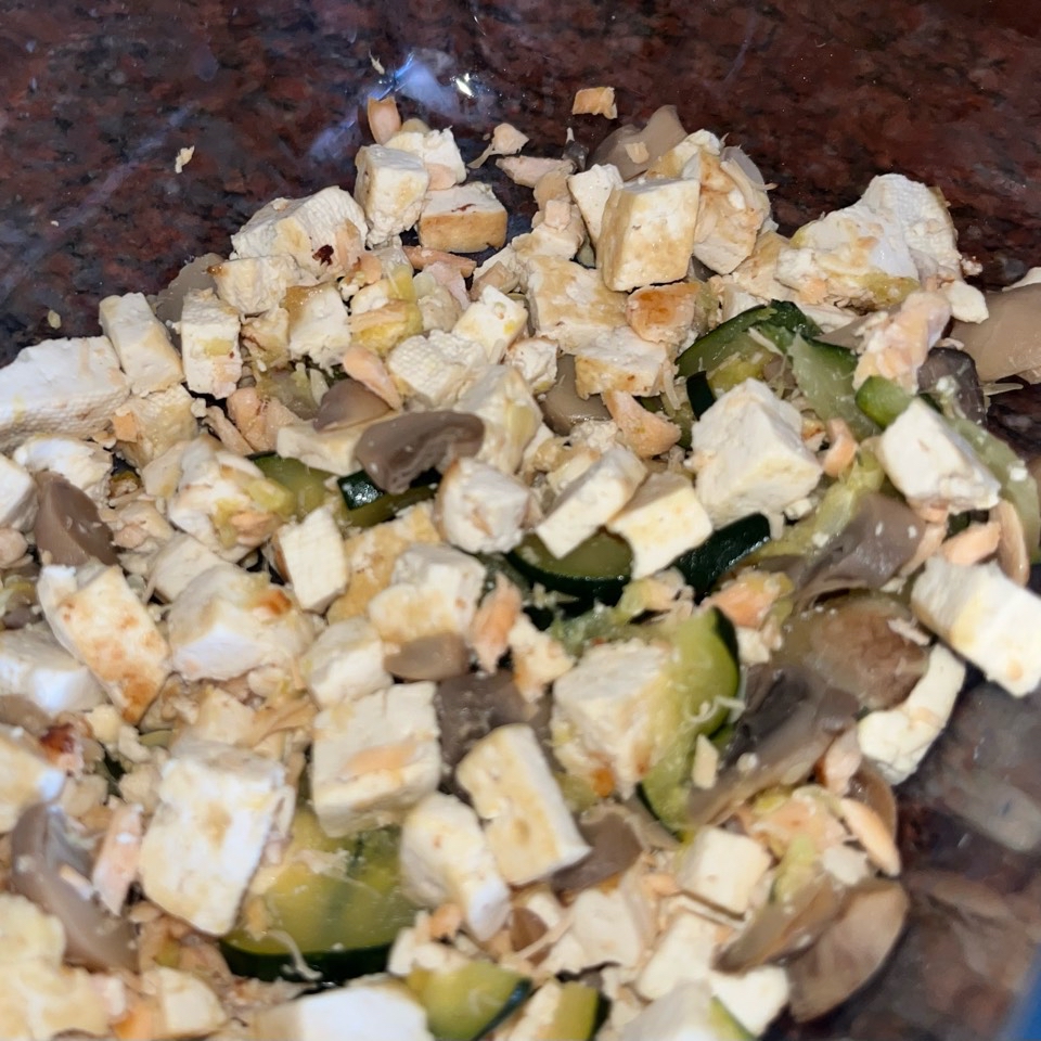 Tofu con salmón, calabacín y champiñón Tofu con salmón, calabacín y champiñón