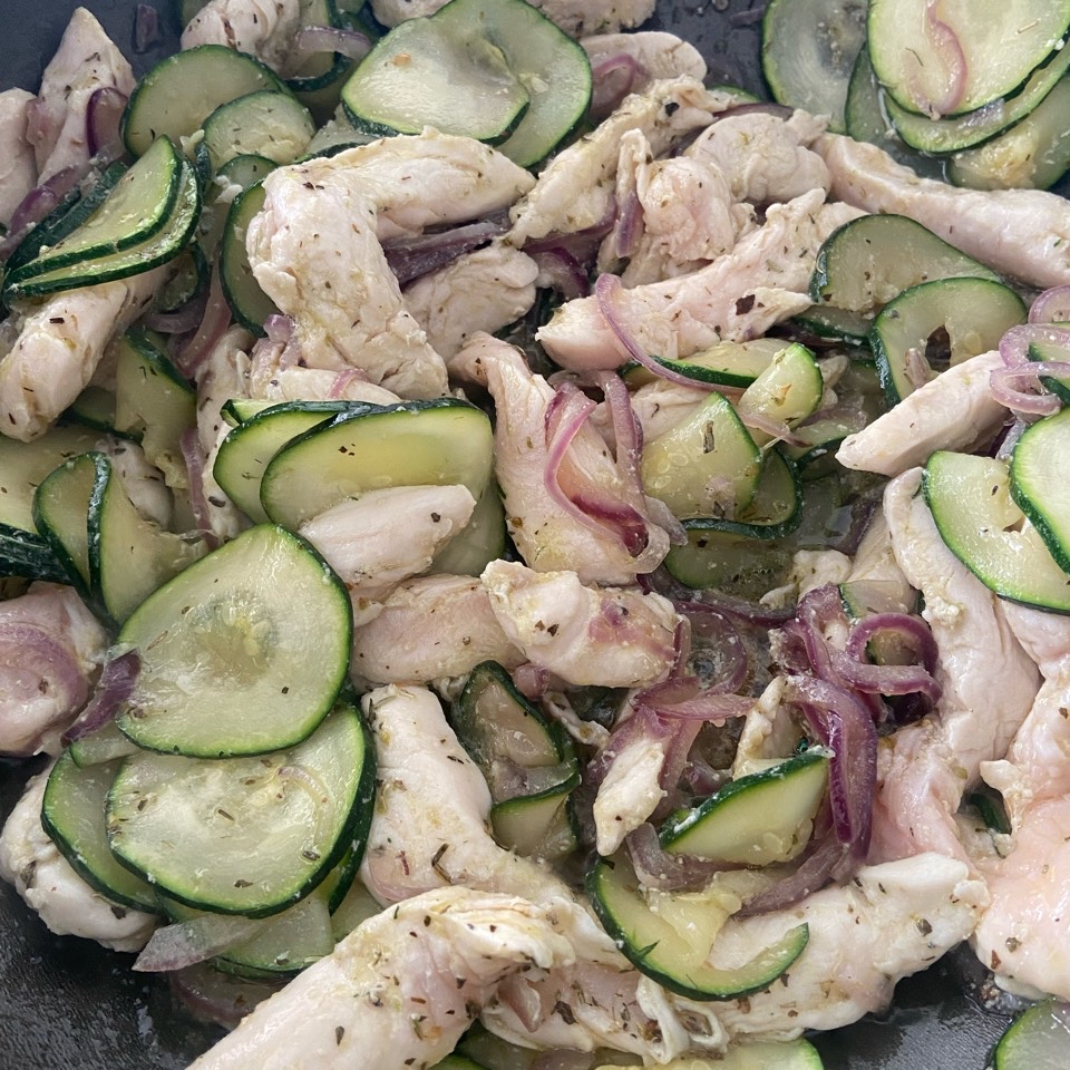 Pollo con calabacín y cebolla roja Pollo con calabacín y cebolla roja