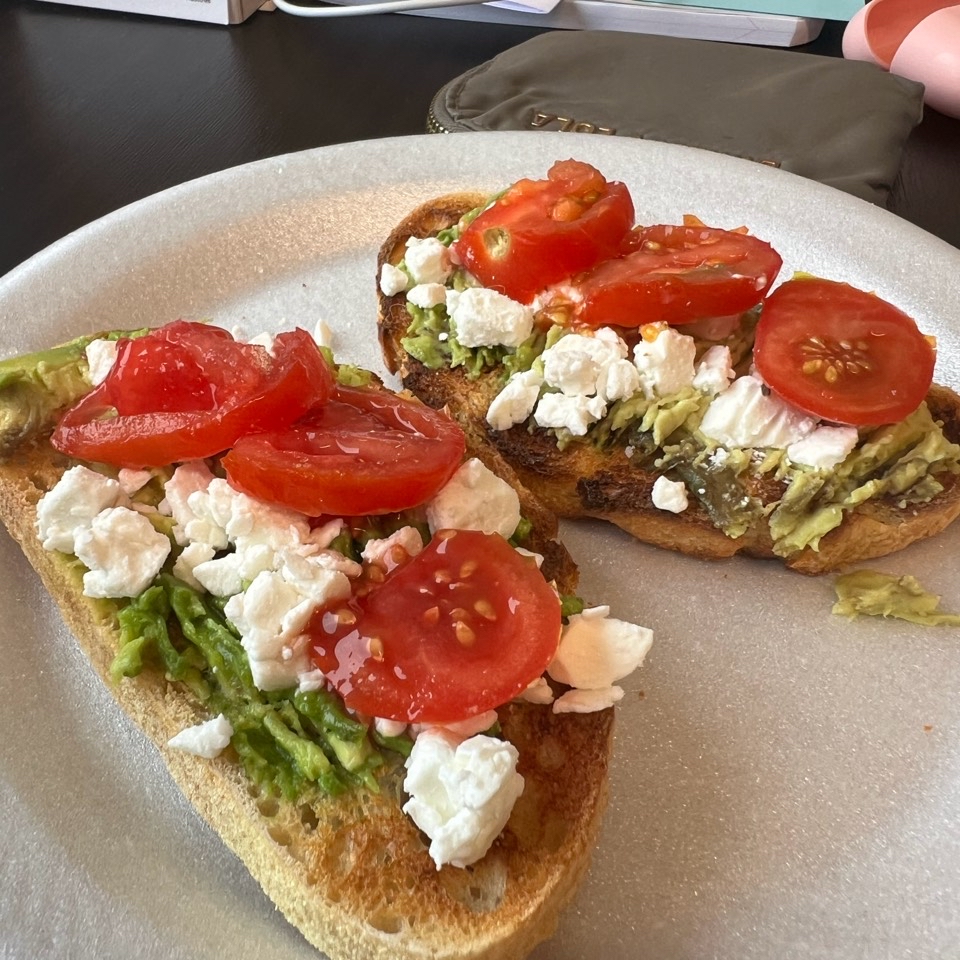 Tostadas aguacate, queso feta y jamón cocido