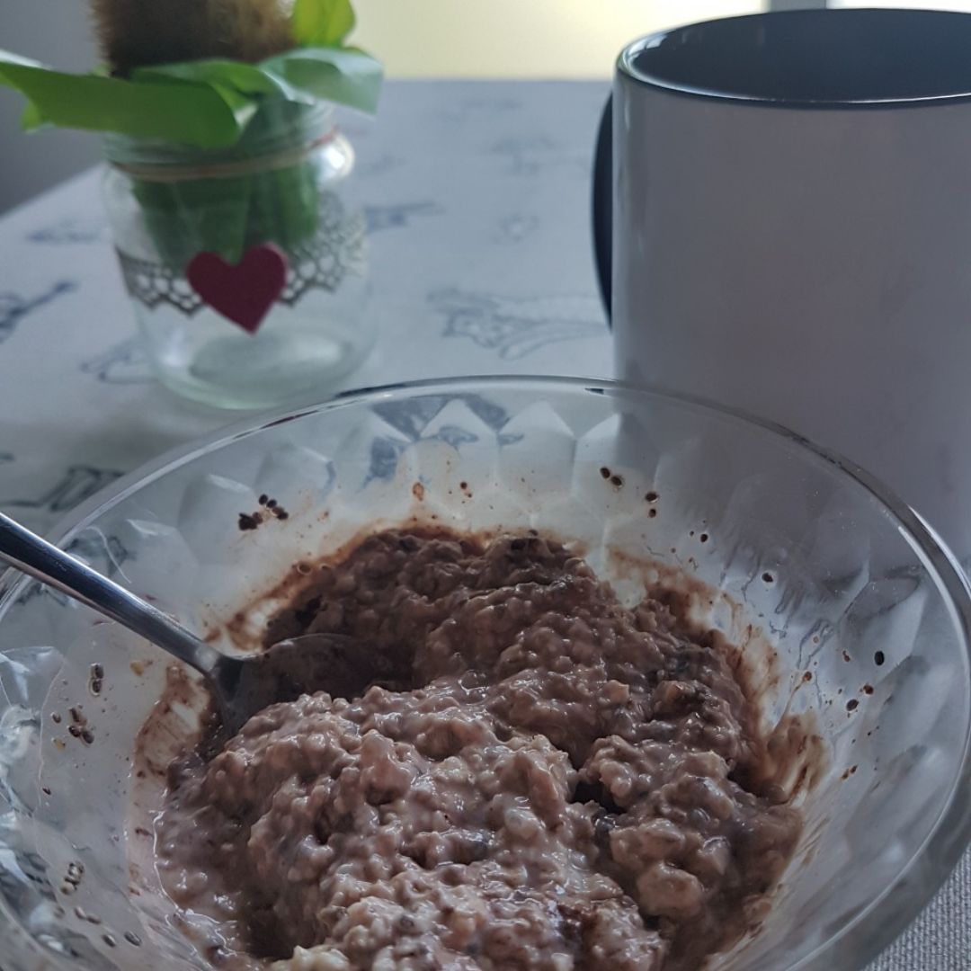 Yogur con avena, chia y cacao puro Yogur con avena, chia y cacao puro