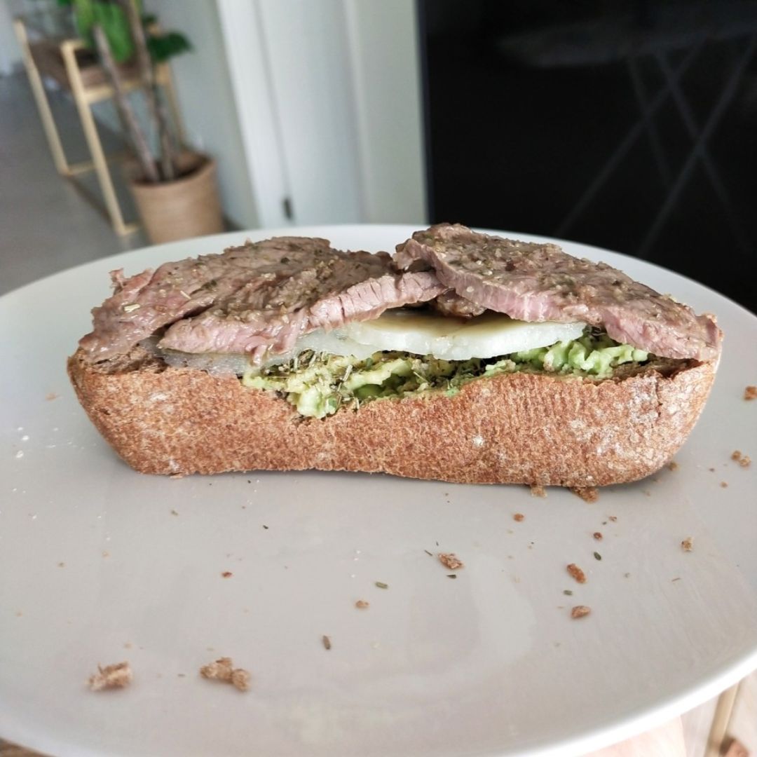 Tosta de ternera, aguacate y queso 🥖🥩🥑🧀 Tosta de ternera, aguacate y queso 🥖🥩🥑🧀