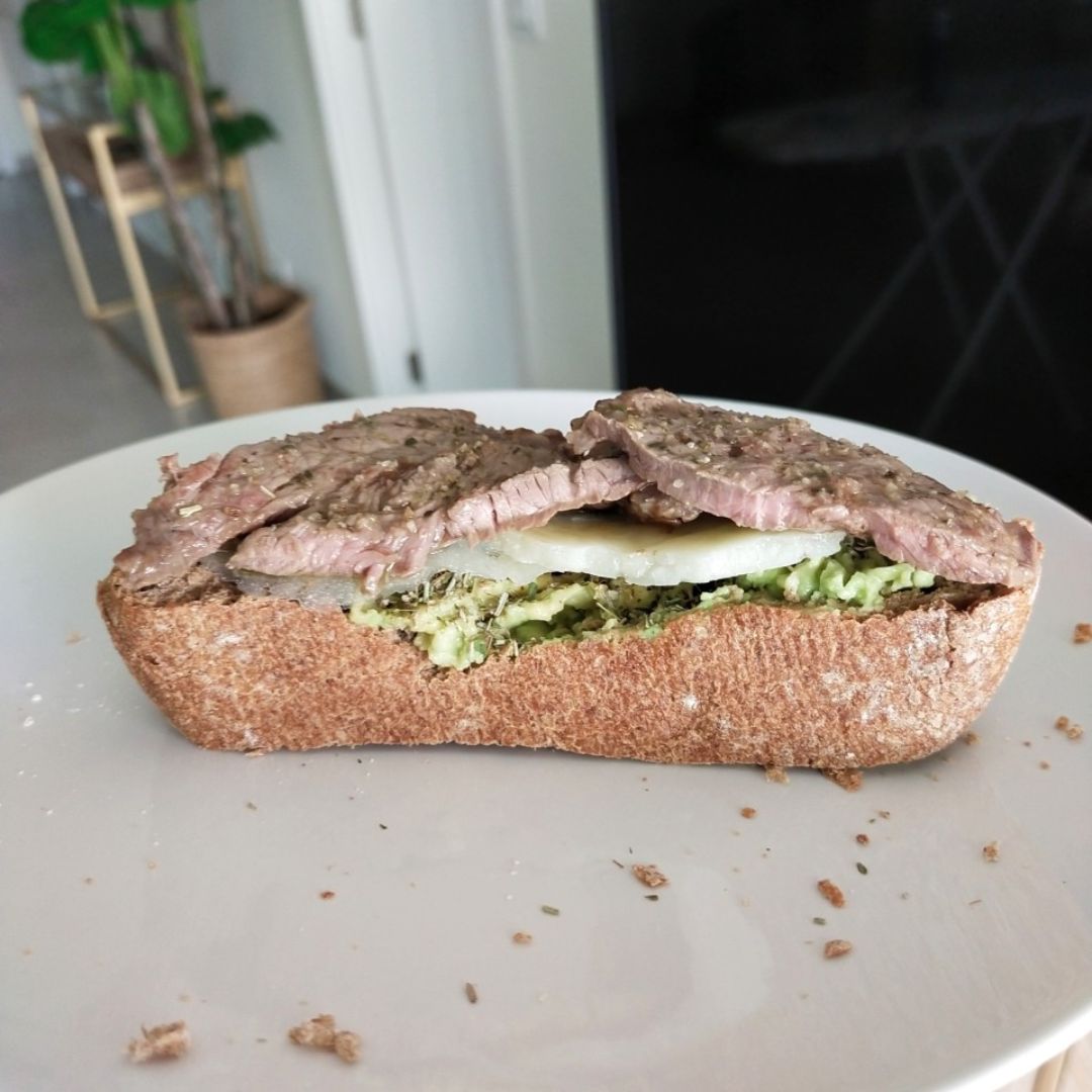 Tosta de ternera, aguacate y queso 🥖🥩🥑🧀 Paso 4 Tosta de ternera, aguacate y queso 🥖🥩🥑🧀 Paso 4