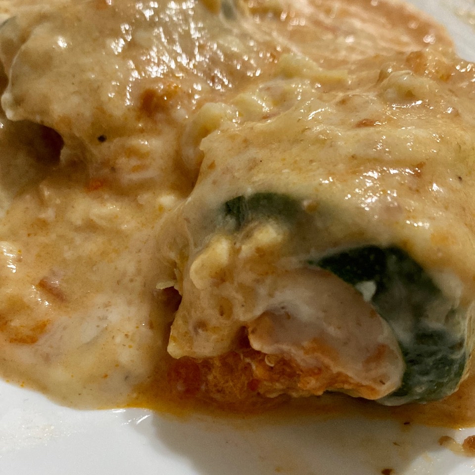 Canelones de calabacín con atún, tomate y bechamel. 