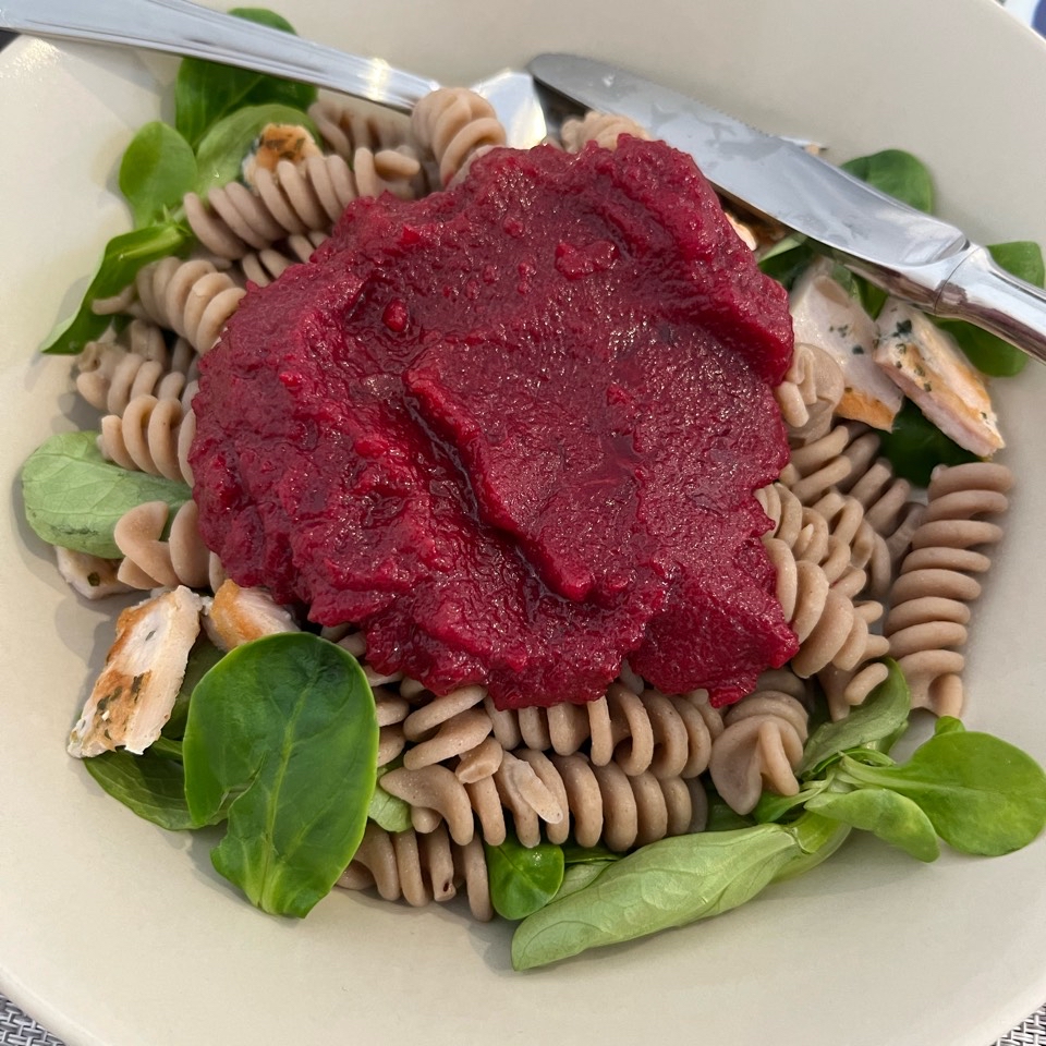 Ensalada de canónigos con macarrones de trigo sarraceno y salsa de remolacha Ensalada de canónigos con macarrones de trigo sarraceno y salsa de remolacha