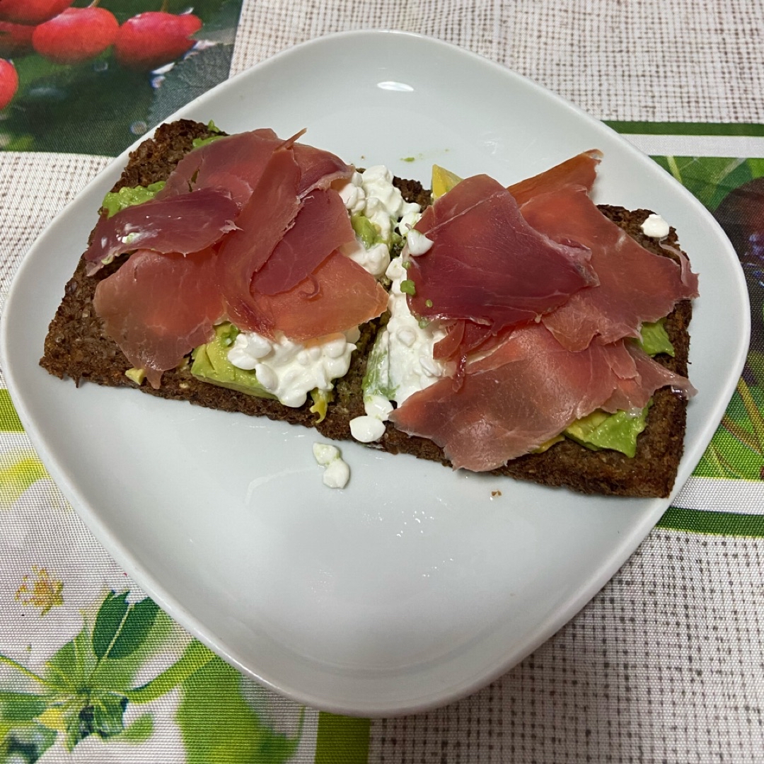 Trastada de aguacate, cottage y serrano Trastada de aguacate, cottage y serrano