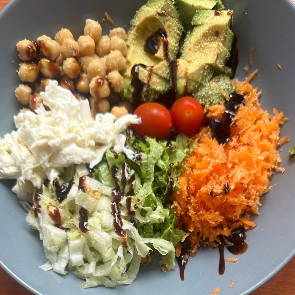 Ensalada con zanahoria, garbanzos, lechuga, aguacate, queso mozarella y cherrys Ensalada con zanahoria, garbanzos, lechuga, aguacate, queso mozarella y cherrys