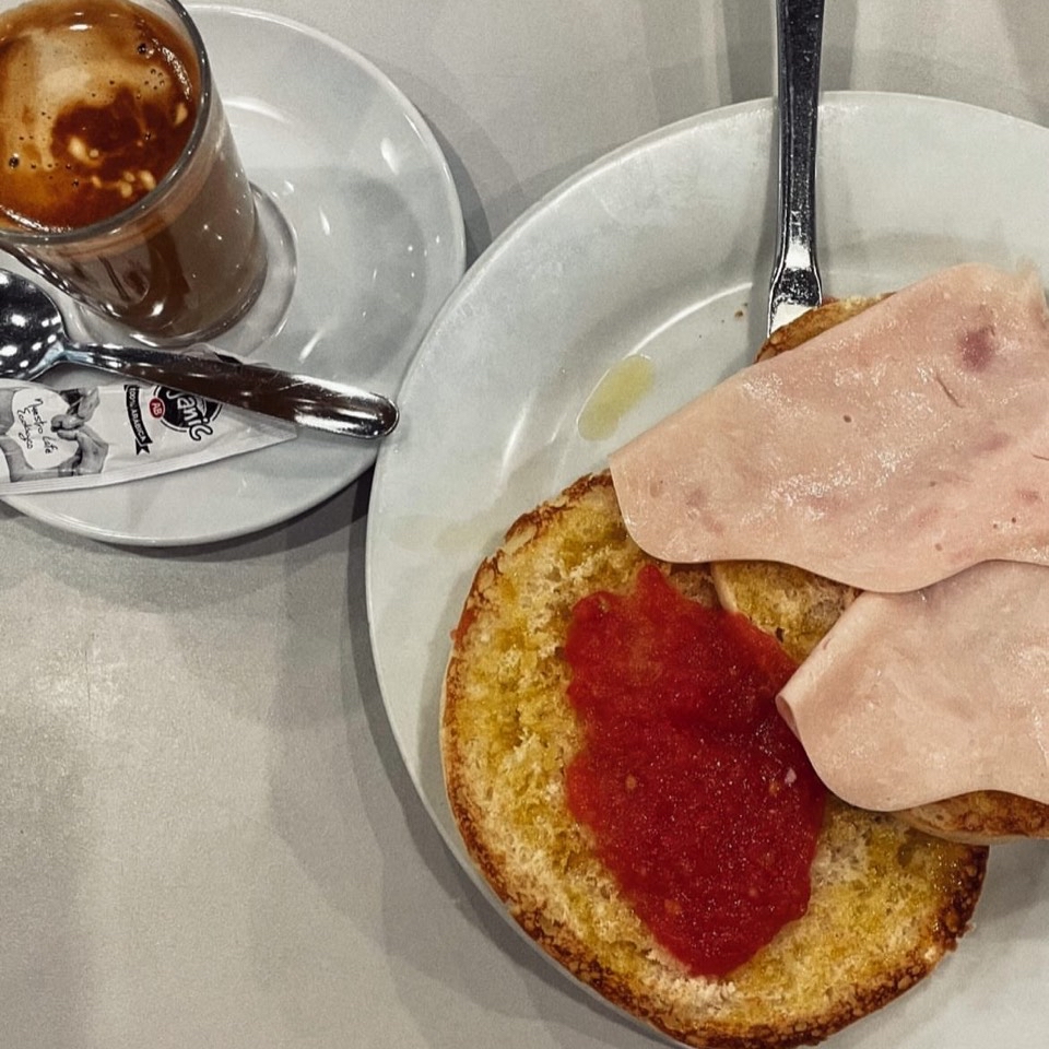 Tostada con pavo y tomate Tostada con pavo y tomate