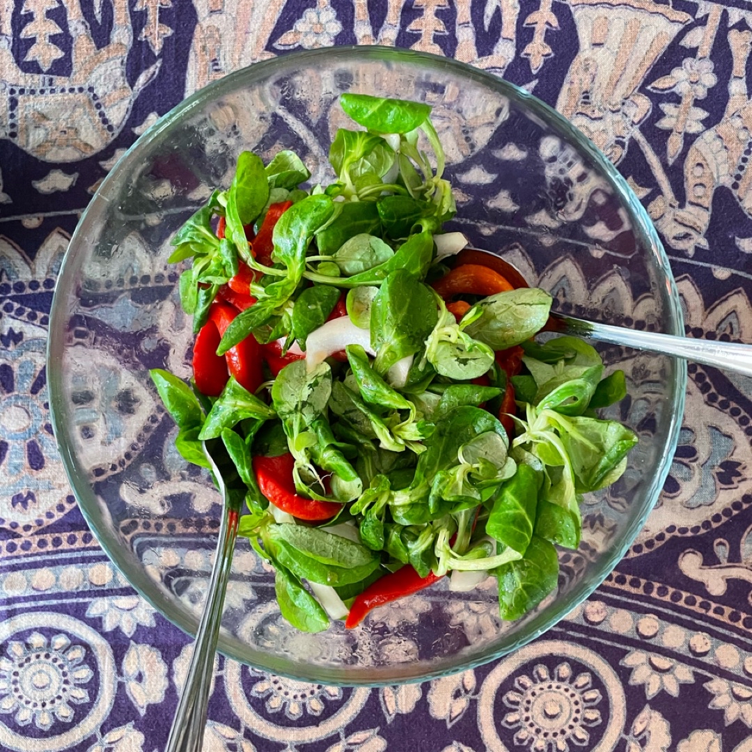 Ensalada de canónigos y pimientos asados Ensalada de canónigos y pimientos asados