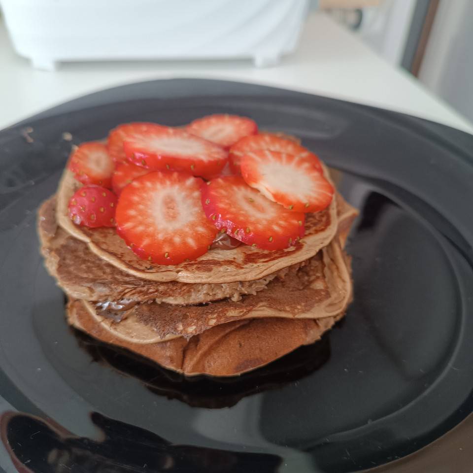 TORTITAS PROTEICAS CON PLATANO Y FRESA