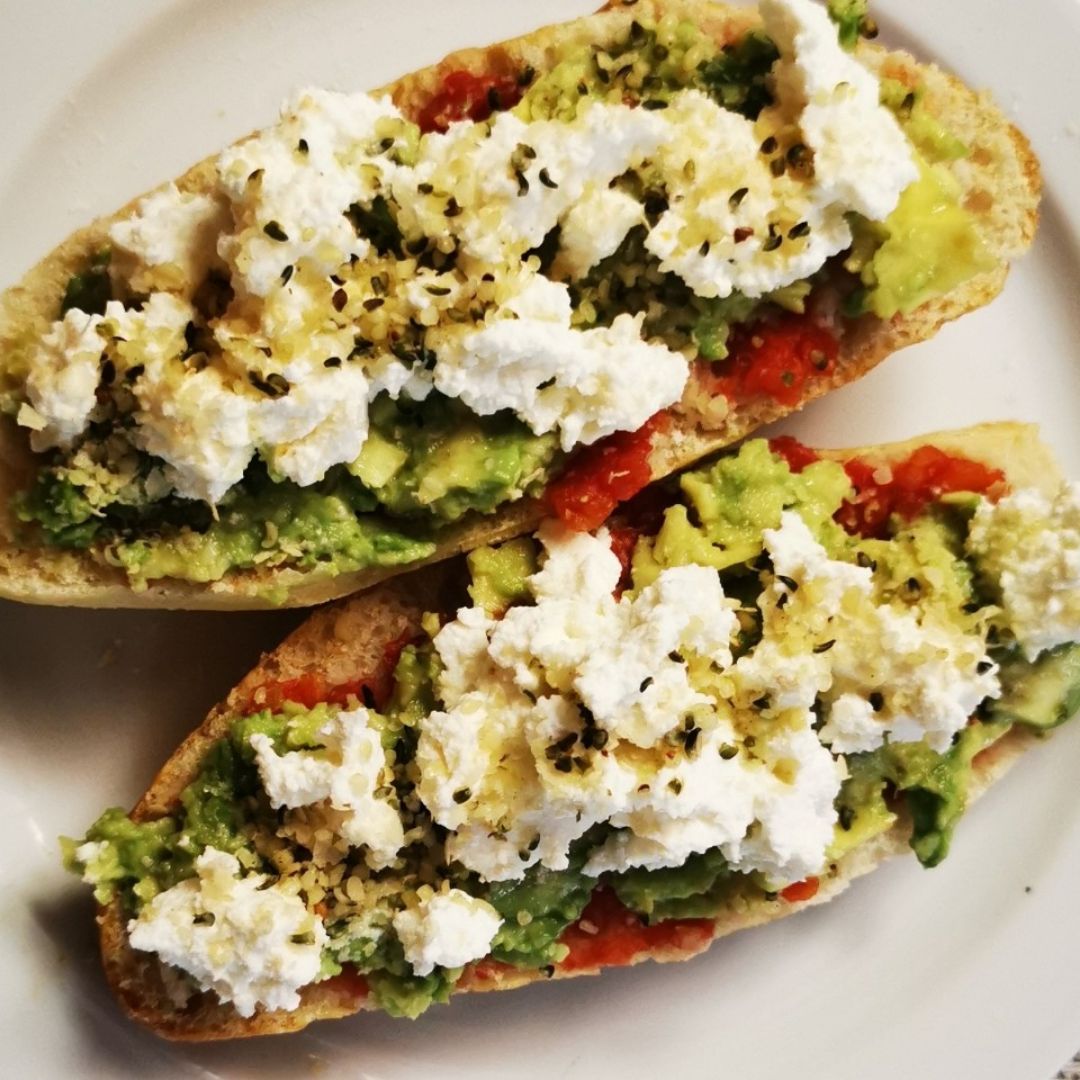 Tostadas con aguacate y ricotta 